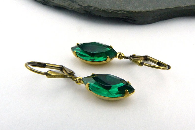 Emerald green marquise small cabochon earrings with green glass, framed in brass, folding brias, nickel-free, festive, dainty, retro image 1