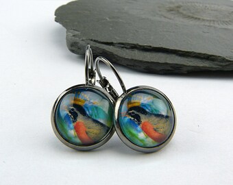 roitelet. Boucles d'oreilles cabochon en verre coloré avec oiseau couronné dans des montures en laiton noir. Leviers sans nickel, cadeau Secret Santa