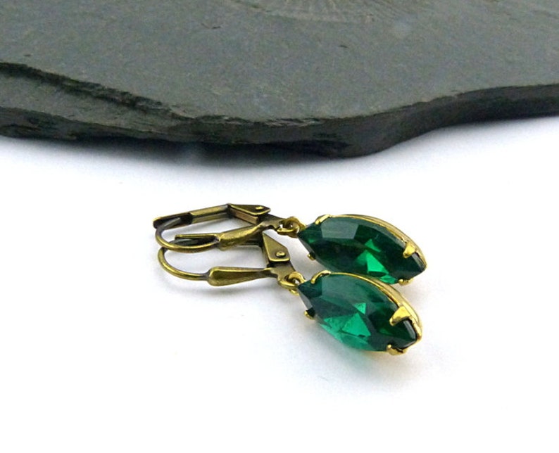 Emerald green marquise small cabochon earrings with green glass, framed in brass, folding brias, nickel-free, festive, dainty, retro image 2