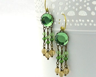 Unique * Boucles d'oreilles opulentes, cristaux Swarovski étincelants, cabochon en verre et éléments en laiton. Bijoux de fête, vert, beige, laiton