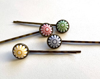 Fermagli per capelli stile vintage: strisce su bianco. Verde, blu, rosso e giallo. Cabochon in resina 12 mm in ottone patinato Regalo segreto di Babbo Natale