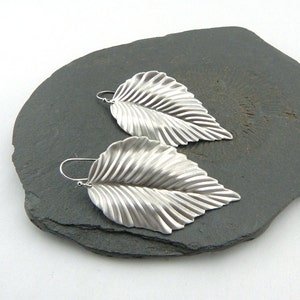 Silber-Laub. Grosse, matte Ohrringe in geprägter Blatt Form. Pur und schlicht. Grosse Ohrringe, nickelfreier Statement-Schmuck. Nickelfrei