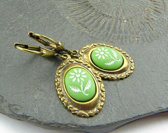 Dainty vintage style earrings. Small cameos with flowers in raw brass mounts. Nickel-free, light, romantic. leverback