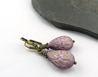 Vintage style earrings in light purple with golden etched pattern. Teardrop beads, brass, acrylic, leightweight, romantic, feminine jewelry