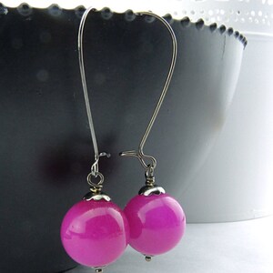 Shocking Pink & Black long dangling earrings with mountain jade beads. Nickel free, colorful earrings. Gift idea young girls imagem 3