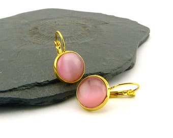 Shimmering pink and golden brass. Cat's eye jewellery. Earrings with Cabochons 12 mm. Shimmering colour, simple design, green glass cabs.