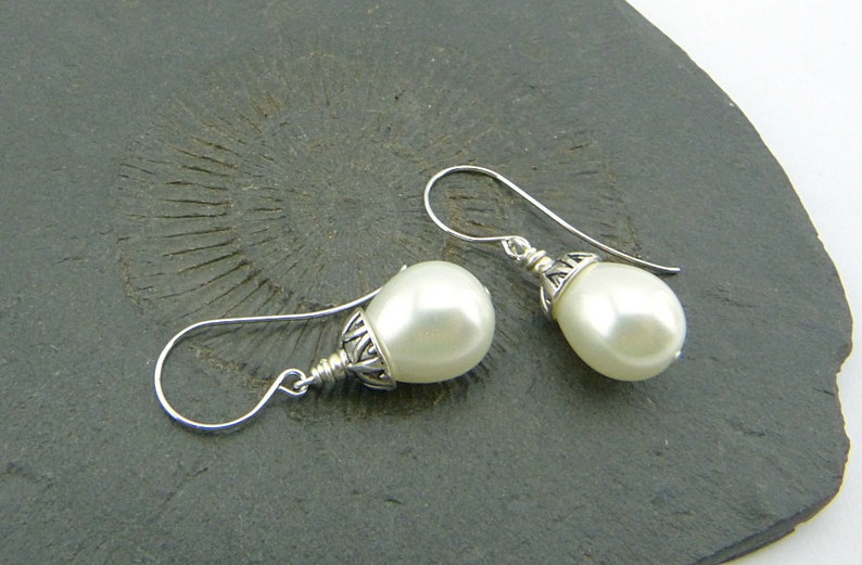 Perlentropfen. Zeitlos elegante Ohrringe mit weissen Muschelkern-Tropfen und Silber. Schlicht, elegant und edel. Brautschmuck, Hochzeit Bild 2