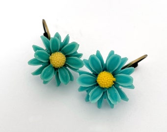 Turquoise et Jaune - Boucles d'oreilles à grandes fleurs. Cabochons fleurs en résine sur crochets d'oreilles en laiton. Boucles d'oreilles joyeuses, colorées et romantiques