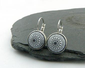 Anthracite. Boucles d’oreilles de style vintage avec motif en mosaïque Cabochons Baril simple plaqué argent, motif en filigrane. Brisur pliant sans nickel.