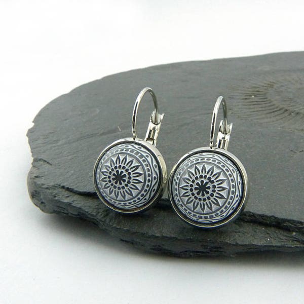 Anthracite. Vintage-style earrings with Cabochons mosaic pattern Simple silver-plated barrel, filigree pattern. Nickel-free folding brisur.