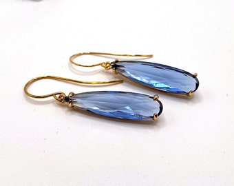 Longues gouttes bleu saphir. Boucles d'oreilles avec verre facetté, élégantes simplement, boucles d'oreilles longues, bijoux sans nickel, festif, Noël