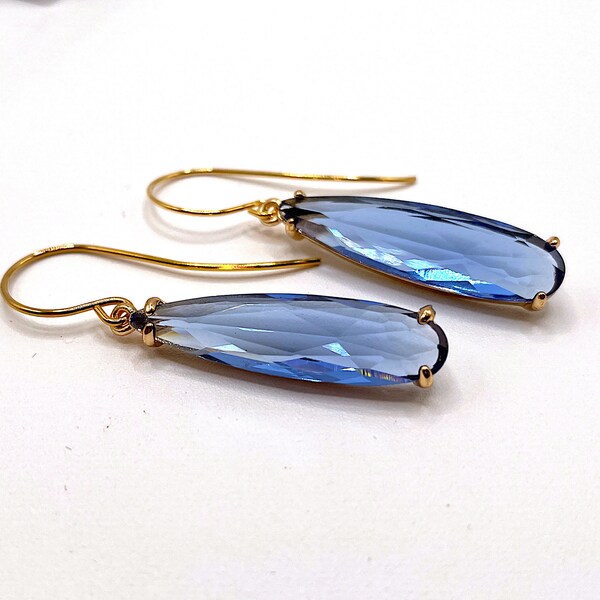 Longues gouttes bleu saphir. Boucles d'oreilles avec verre facetté, élégantes simplement, boucles d'oreilles longues, bijoux sans nickel, festif, Noël