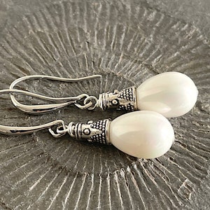 Goutte Perlées. Boucles d'Oreilles avec perles blanche en verre, éléments argentée, sans nickel. Elégantes, féminines, festive. Idee cadeau image 1