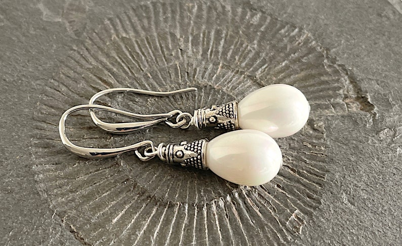 Goutte Perlées. Boucles d'Oreilles avec perles blanche en verre, éléments argentée, sans nickel. Elégantes, féminines, festive. Idee cadeau image 1