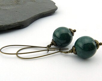 Vert foncé. Boucles d'oreilles en marbre et laiton patiné. Boucles d'oreilles simples et longues avec boules de pierres scintillantes. Sans nickel, minimaliste.