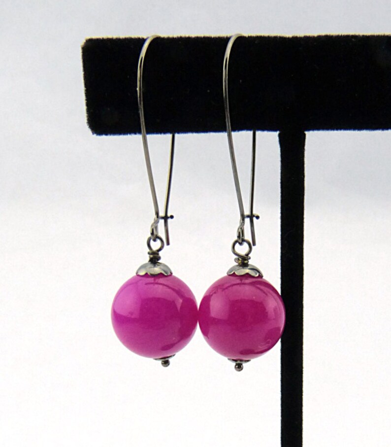 Shocking Pink & Black long dangling earrings with mountain jade beads. Nickel free, colorful earrings. Gift idea young girls imagem 5