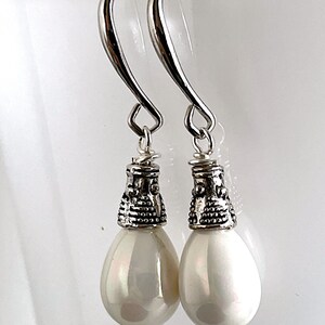 Goutte Perlées. Boucles d'Oreilles avec perles blanche en verre, éléments argentée, sans nickel. Elégantes, féminines, festive. Idee cadeau image 5