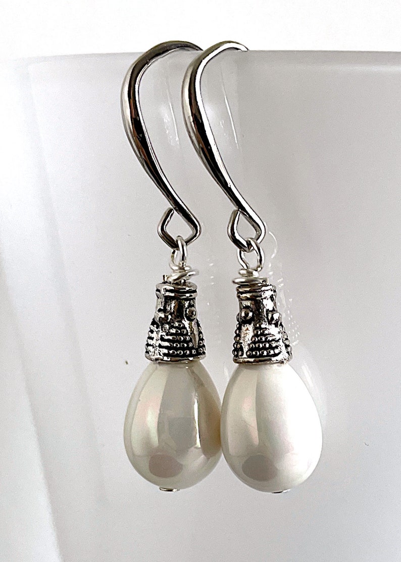 Goutte Perlées. Boucles d'Oreilles avec perles blanche en verre, éléments argentée, sans nickel. Elégantes, féminines, festive. Idee cadeau image 5