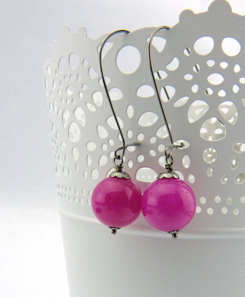 Shocking Pink & Black long dangling earrings with mountain jade beads. Nickel free, colorful earrings. Gift idea young girls imagem 2