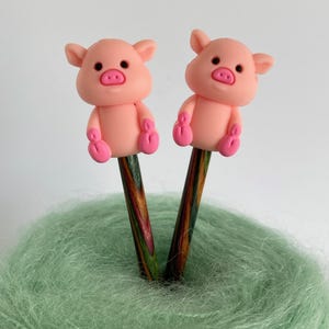 Söta små grisar - Maskstoppare, Silikonnålskydd för stickprojekt. Liten present till stickare, Pärlor, rosa grisar