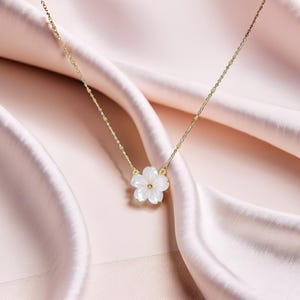 プルメリアと桜の花びらのフラワーパールネックレス、シェルパールペンダント、18Kゴールドメッキの上品なチョーカー、彼女へのプレゼントに最適