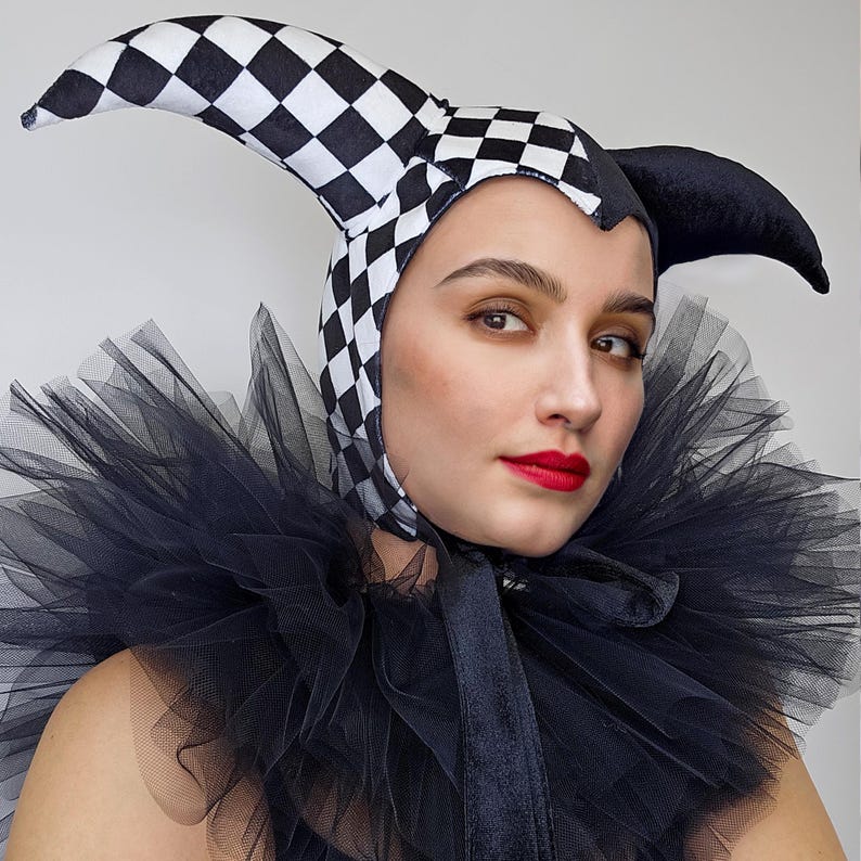 Jester Hat Harlequin Black Checkered Clown Bonnet Cap Costume Cosplay Joker Halloween April Fools Mardi Gras immagine 1