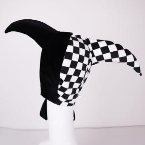 Jester Hat Harlequin Black Checkered Clown Bonnet Cap Costume Cosplay Joker Halloween April Fools Mardi Gras immagine 2