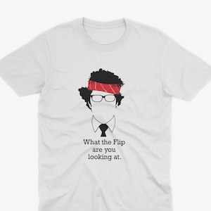 Może przedstawiać: Biały t-shirt z krótkim rękawem z grafiką przedstawiającą osobę z ciemnymi włosami, czerwoną bandaną i okularami w czarnych oprawkach, ubraną w białą koszulę z kołnierzykiem i czarny krawat. Poniżej znajduje się napis: What the Flip are you looking at.