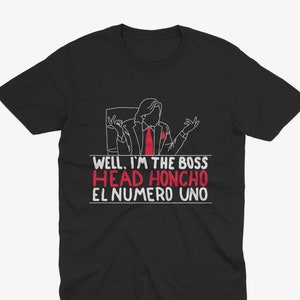 Könnte beinhalten: Schwarzes T-Shirt mit einer weißen Umrandung einer Person mit einer roten Krawatte und dem Text "Well, I'm the boss Head Honcho El Numero Uno".