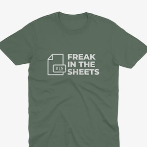 Può includere: Una maglietta verde con una grafica bianca di un file etichettato "XLS" e il testo "Freak in the Sheets".