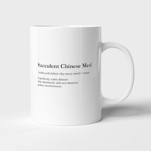 Può includere: Una tazza in ceramica bianca con testo stampato in nero che recita: Succulent Chinese Meal, seguito da una guida alla pronuncia fonetica e dalla definizione: A perfectly calm dinner that absolutely did not deserve police involvement.