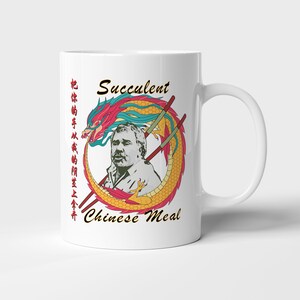Könnte beinhalten: Ein weißer Keramikbecher mit einer grafischen Illustration eines Mannes in einem kreisförmigen Drachendesign. Der Text Succulent Chinese Meal steht über und unter dem Drachen, ergänzt durch vertikale chinesische Schriftzeichen in Rot.