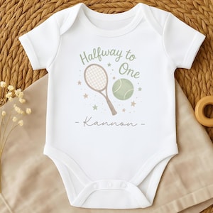 Cricket halve verjaardag baby groeien, halverwege tot één mijlpaal cricketkleding, sportthema 6 maanden baby-outfit, gepersonaliseerd babycadeau van zes maanden
