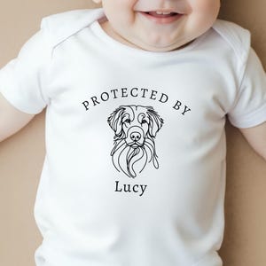 Geschützt durch Hund Babygeschenk, benutzerdefinierte Hunderasse Babygrow, Hundeliebhaber Geschenk für Neugeborene, Hundename Babykleidung, neuer pelziger bester Freund Bodysuit