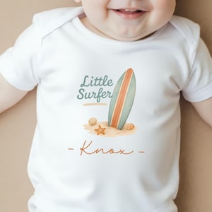 Body de bebé surfero, bonito conjunto para el verano, regalo costero, ropa playera, regalo personalizado para bebé salvaje.