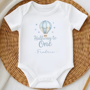 Halfway To One Baby Grow gepersonaliseerd, babyvest met sterrenhemel, mijlpaaloutfit van zes maanden, babykleding heteluchtballon, cadeau kraamcadeau