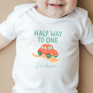 Halfweg tot één jongen bodysuit auto, gepersonaliseerde outfit voor 6 maanden verjaardag, rijden naar verjaardagsvest voor één jongen, halverwege tot verjaardagscadeau voor één jongen