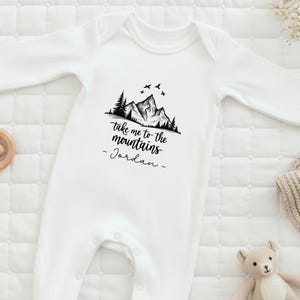 Ropa de aventura para bebés: un pequeño compañero de montaña, un regalo para un recién nacido.