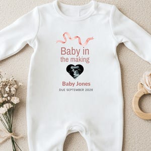 Gepersonaliseerde zwangerschap onthullend cadeau, aangepast babyaankondigingsvest, nieuwe grootouder aandenken romper, unieke babykleding binnenkort beschikbaar.