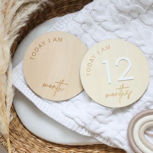 Panneau en bois classique pour un jalon bébé, cadeau pour jalon du mois de bébé, accessoire photo pour bébé jalon mensuel, panneau rond en bois pour jalon réversible