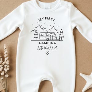 Body bébé personnalisé Happy Camper, cadeau de premier voyage en camping, aventure personnalisée pour bébé, cadeau sur le thème du camping en plein air