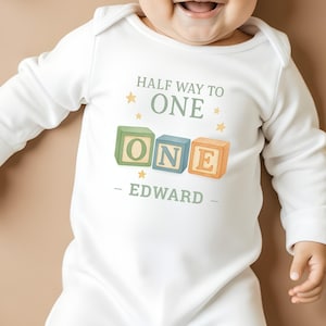 Halve verjaardag baby groeien, mijlpaalkleding van zes maanden, outfit voor baby&#39;s van een half jaar vieren, gepersonaliseerd romper halverwege tot één