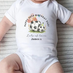 パパの赤ちゃんの成長とともに1歳のお誕生日おめでとう、パパのためのカスタムベビーボディスーツ、赤ちゃんからの誕生日プレゼント、パパの初めての誕生日、フットボール