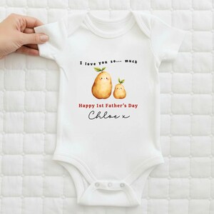 Premier cadeau de fête des pères pour papa : une tenue personnalisée pour nouveau-né par une petite fille