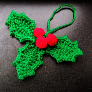 Crochet Holly Leaf Pattern PDF - Festive Crochet Pattern for Holiday Decorations, Christmas Gift Embellishments, Winter Wreaths