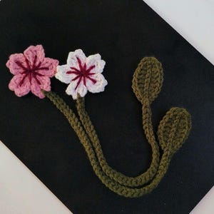 Modello segnalibro all'uncinetto Fiore di ciliegio in fiore regalo per la festa dell'insegnante / Modello fiore di ciliegio all'uncinetto / Modello cuore all'uncinetto gratuito incluso