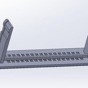 Può includere: Un oggetto grigio chiaro, renderizzato in 3D, con una base rettangolare e due supporti verticali angolati. La base presenta una serie di piccoli ritagli quadrati. I supporti hanno un design dentellato nella parte superiore. L'oggetto sembra essere un supporto.