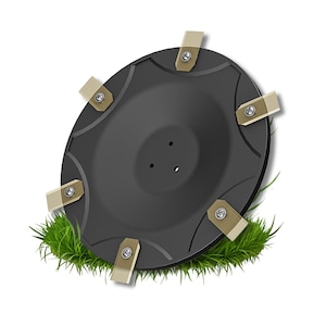 Könnte beinhalten: Ein schwarzes Rasenmähermesser mit sechs beigefarbenen Schneidkanten, die jeweils mit einer silbernen Schraube befestigt sind. Die Klinge liegt auf grünem Gras, was auf den Außeneinsatz hindeutet.