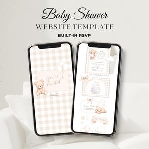 Może przedstawiać: Dwa smartfony wyświetlające szablon strony internetowej na baby shower. Ekrany przedstawiają beżowy wzór w kratkę, ilustracje misiów i tekst "Baby Shower Website Template" oraz "Built-in RSVP."