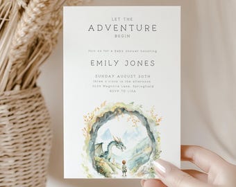 以下が含まれることがあります： 「LET THE ADVENTURE BEGIN」の文字と、エミリー・ジョーンズのベビーシャワーの詳細が書かれたベビーシャワーの招待状。招待状には、洞窟の中にいるドラゴンと人物の水彩画イラストが描かれています。
